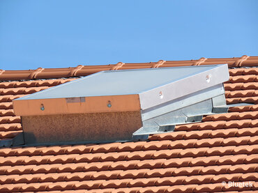 Dachfenster mit integriertem Sonnenschutz