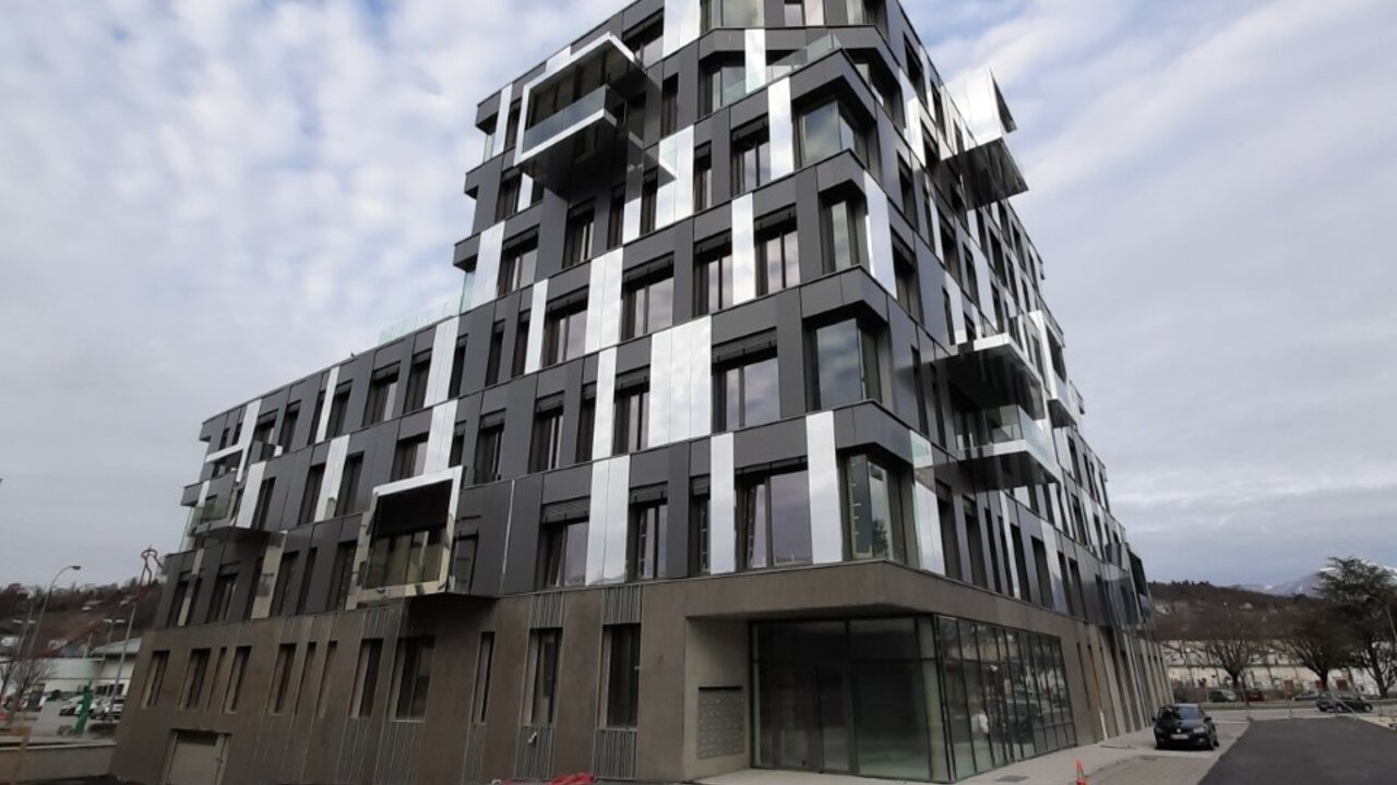 Cladding and shading of facade: Adexsi